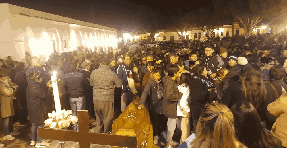 CACHI una muchedumbre en el último adiós al kinesiólogo David Corimayo 008