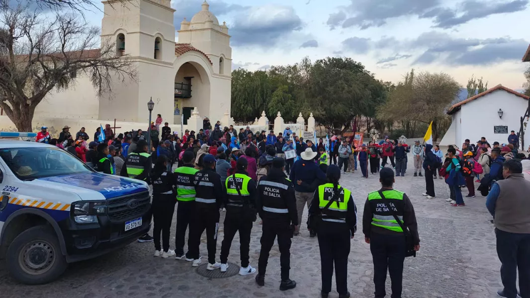 103757-seguridad-acompania-a-cientos-de-peregrinos-por-el-milagro-2025