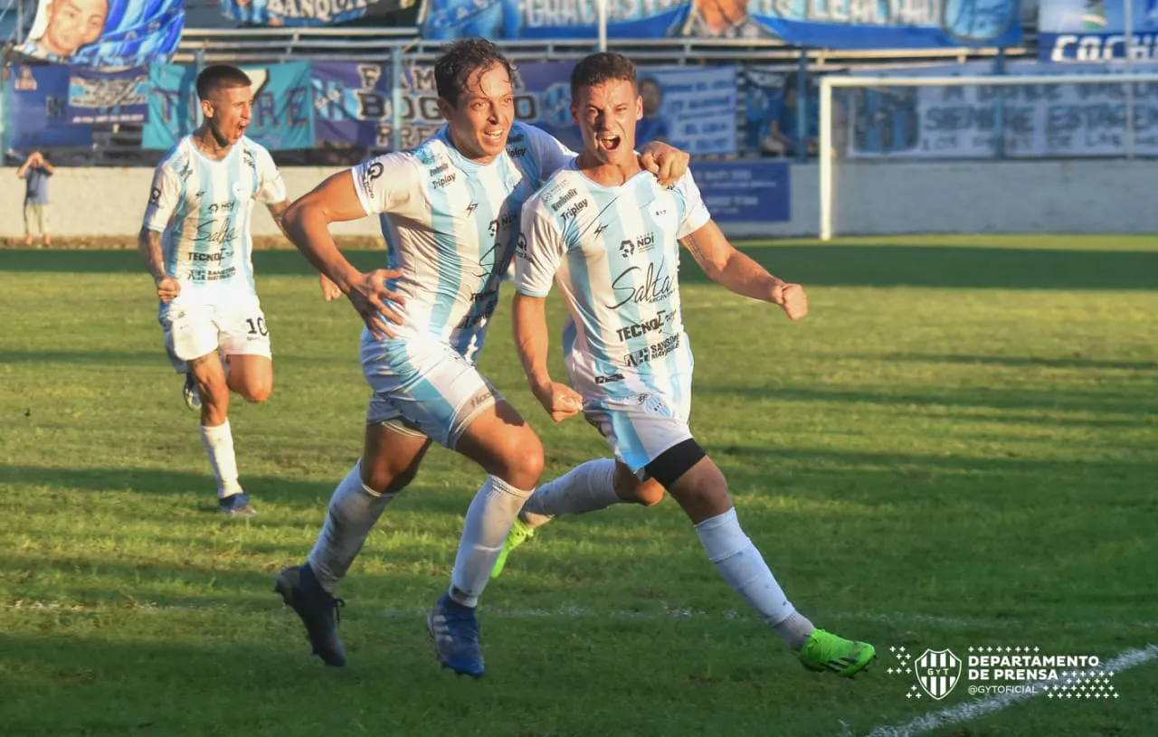 Galetto y Busse festejan el gol sobre la hora (1)