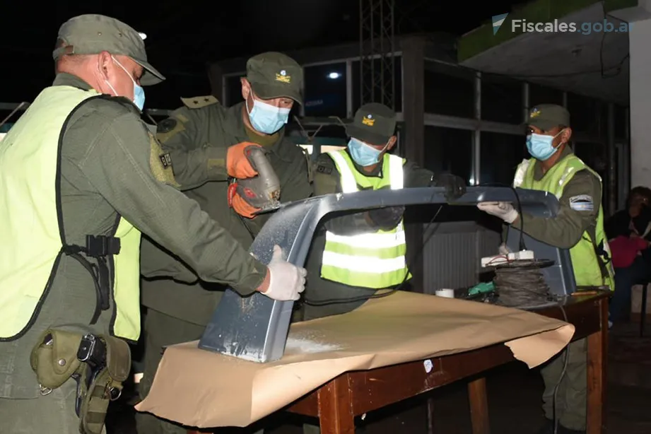 Gendarmes usaron una amoladora para extraer la droga escondida en la chapa
