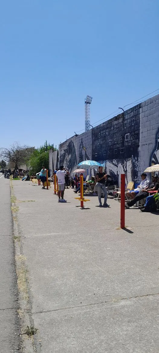 hinchas cn haciendo fila