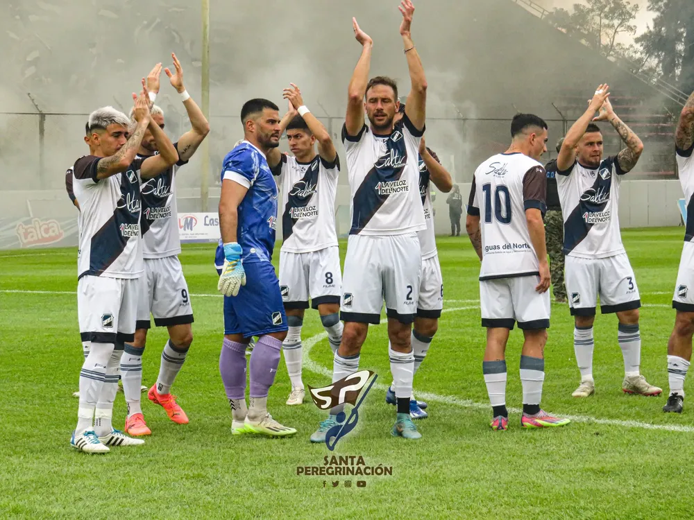 juventud saludando a la gente