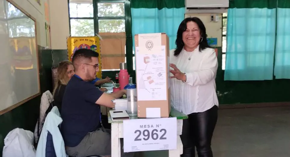 ORÁN Gloria Secco votando para ser senadora