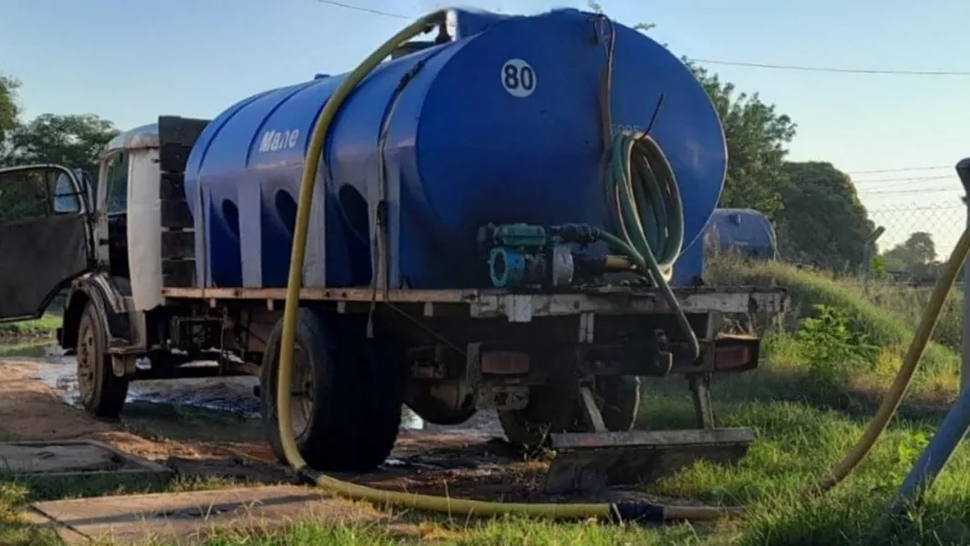 98471-con-33-camiones-cisternas-la-delegacion-de-asuntos-indigenas-distribuye-agua