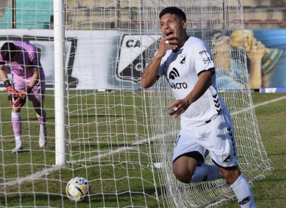 Gol de Vedoya para el triunfo de Central Norte (Foto: Omar “Michi” Barrios)