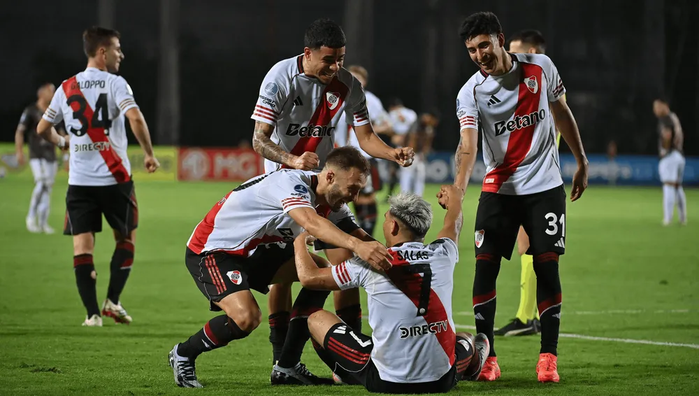 River gol de Salas y locura en la cancha (4)