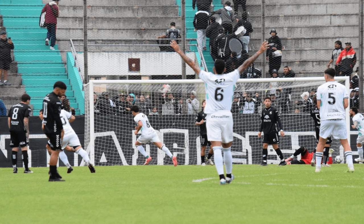 Nicolás REiniero con el nro 8 ya convirtió e inicia su alocado festejo