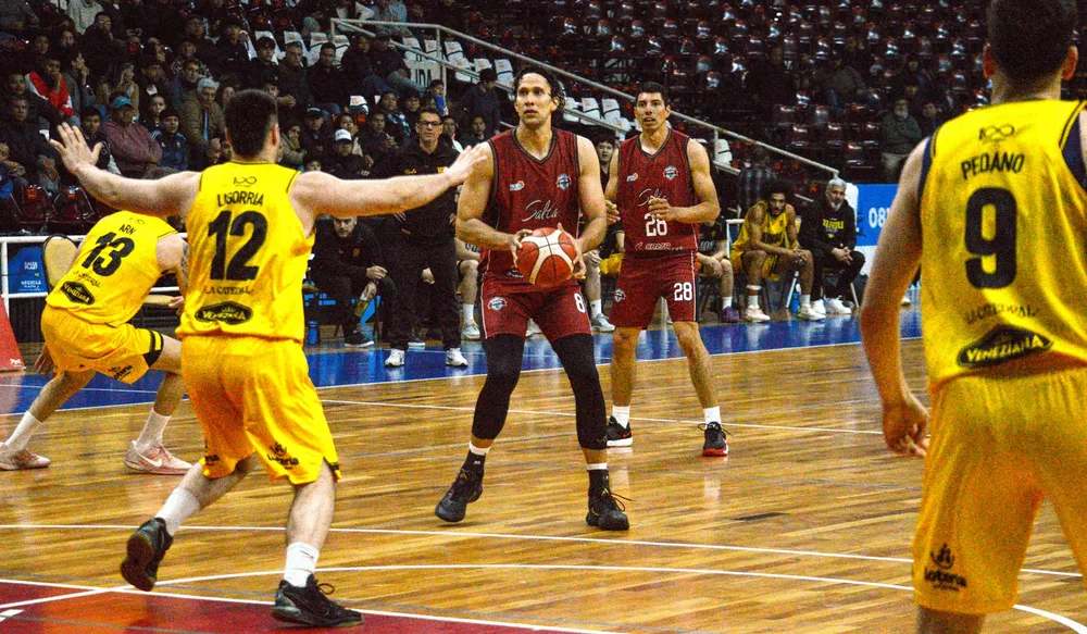 José Peralta- jugador interno de Salta Basket (4)