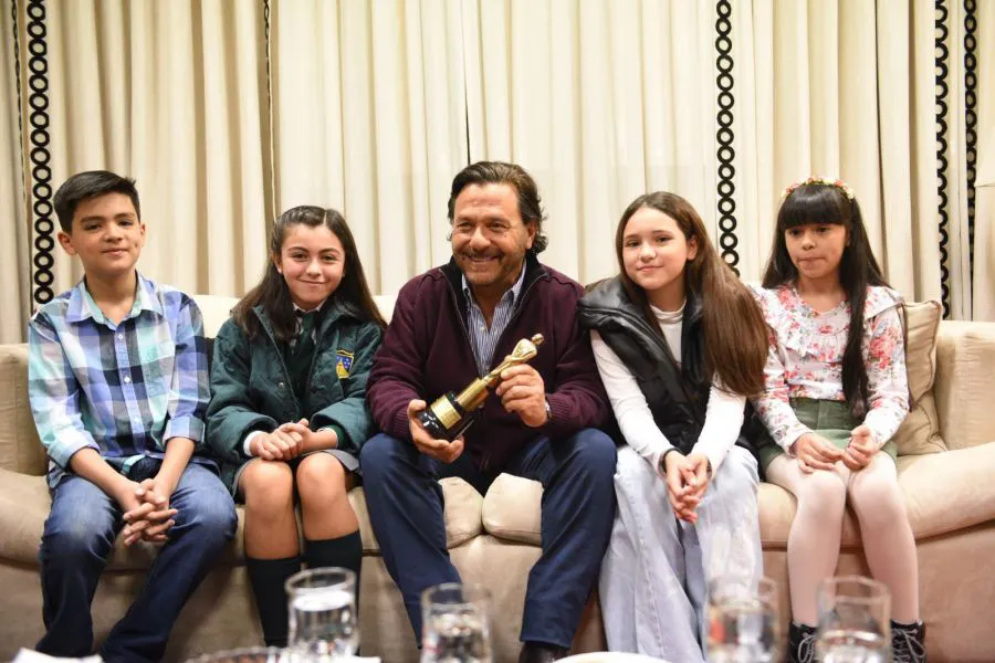 el-gobernador-saenz-junto-a-los-chicos-ganadores-del-martin-fierro-federal
