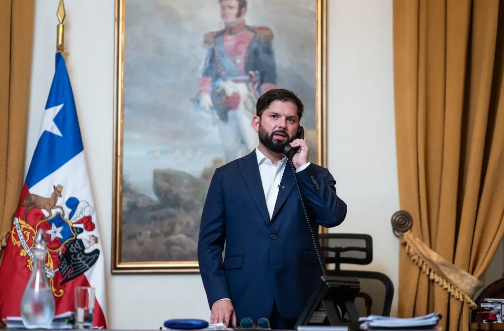 Gabriel Boric felicitó a Kast por el triunfo y lo invitó a reunirse el lunes.