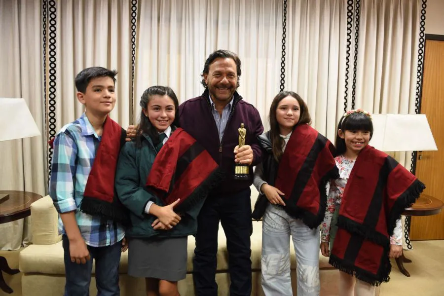 el-gobernador-saenz-junto-a-los-chicos-ganadores-del-martin-fierro-federal 1