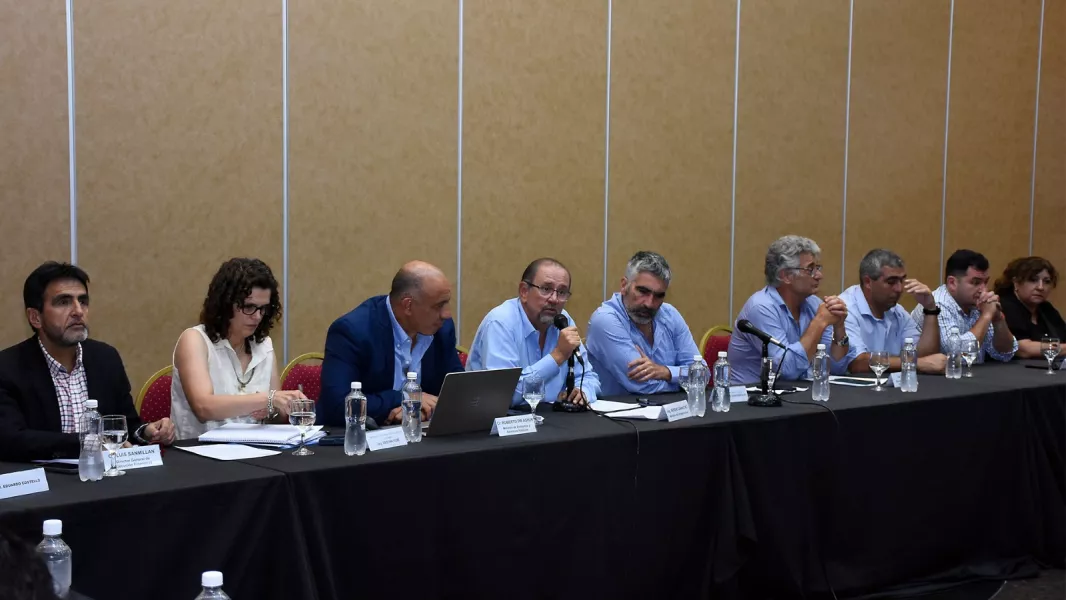 15680-el-gobierno-se-reunio-con-los-gremios-en-la-apertura-de-las-paritarias-2025-20250116203935