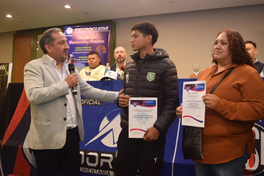 Alan Franco Suárez recibió un reconocimiento por la obtención del Mundialito