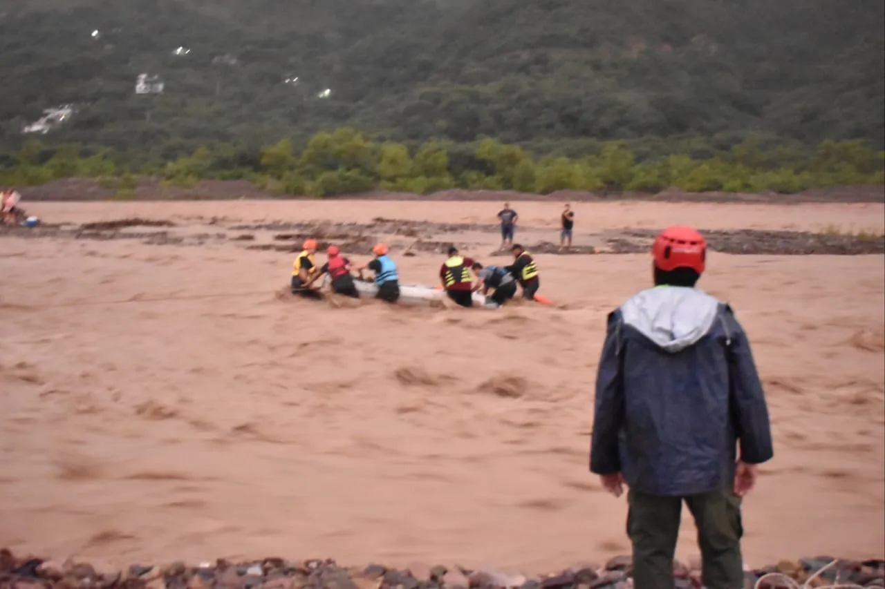 Rescatan a una familia atrapada por la crecida de un río en La Caldera (4)