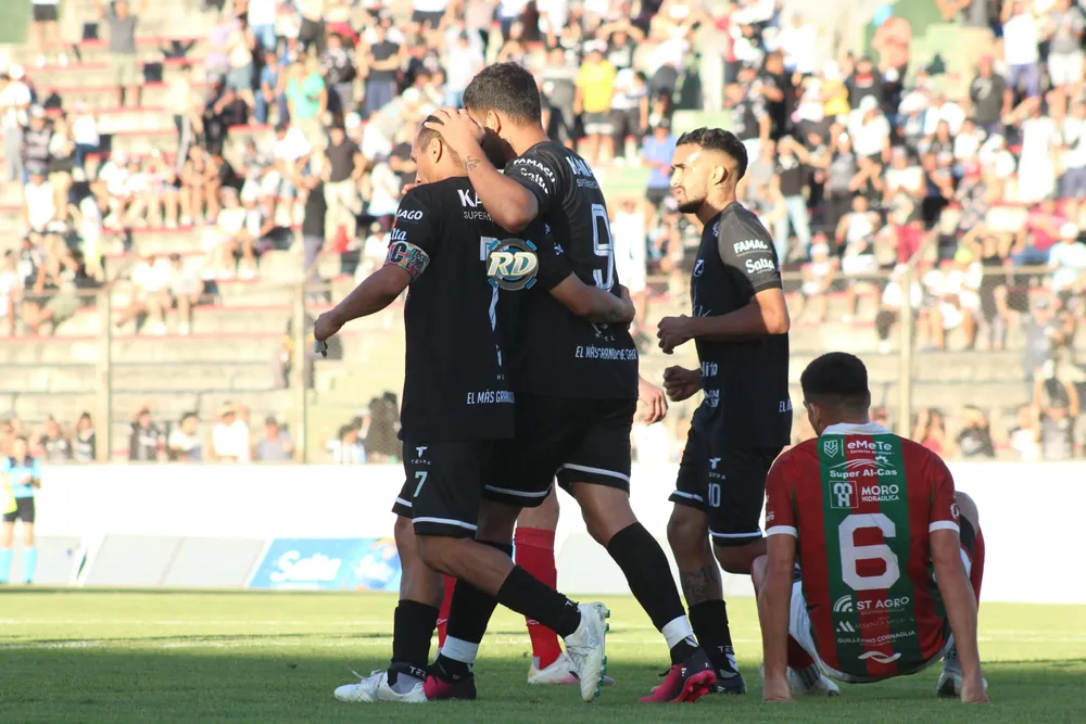 Reyes- Magno y el festejo ante Las Pearejas.