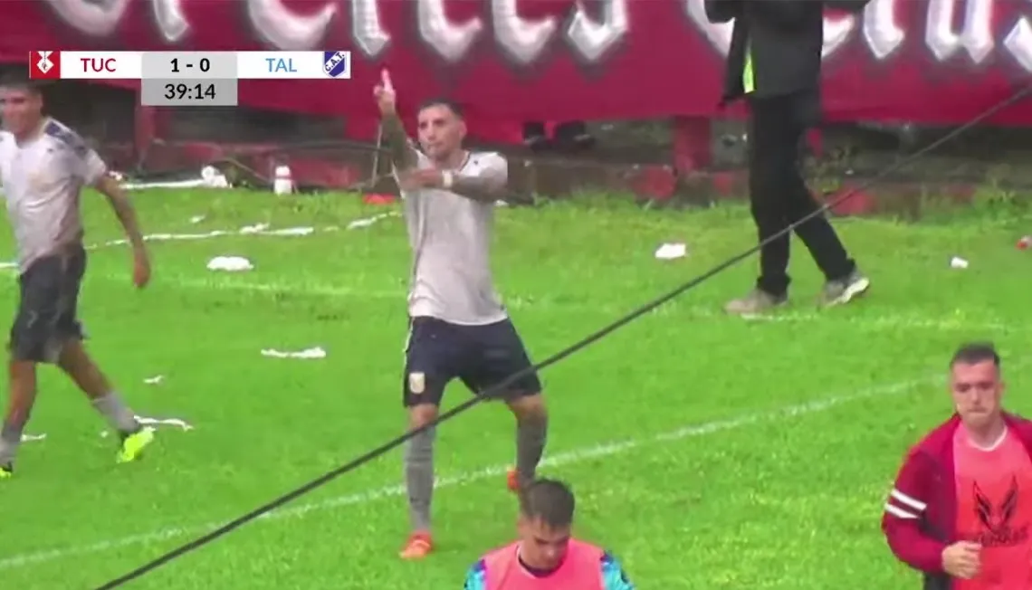 Torneo Regional- goleador de Central Tucumán Bruno Medina festeja como pistolero