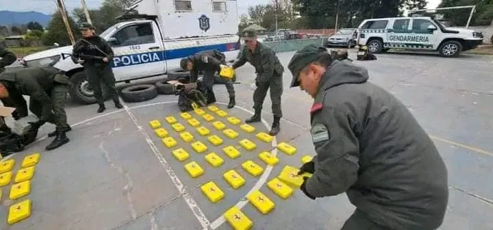 AGUARAY - sorprende a dos policías con 320 kilos de cocaína en el patrullero (5)