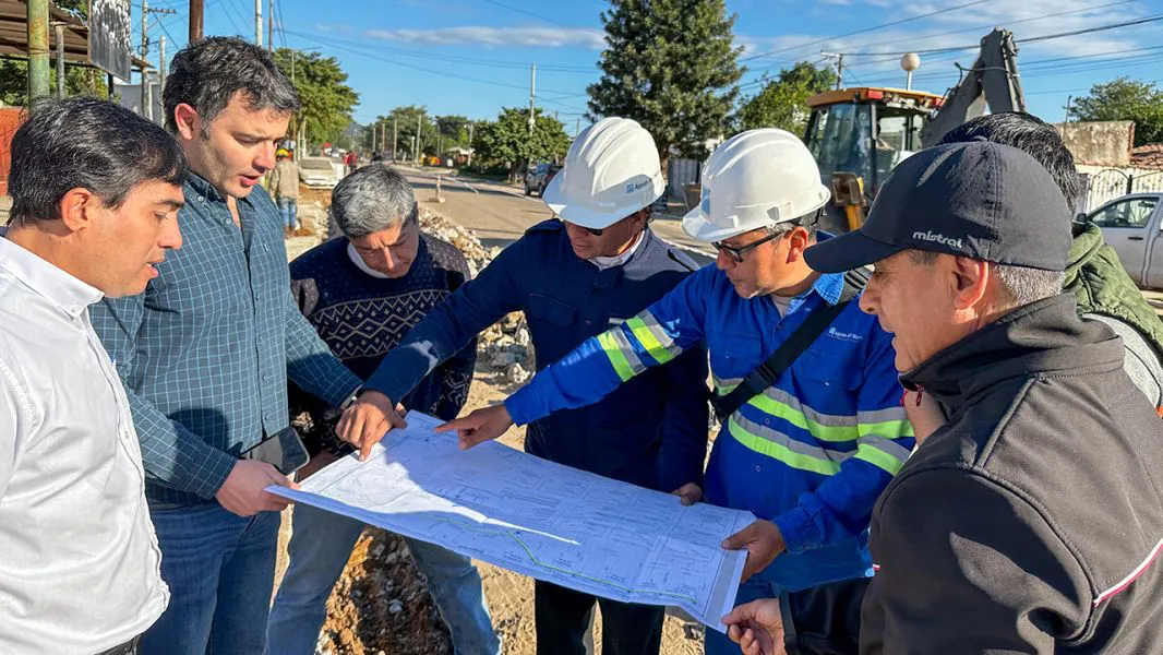 96555-en-general-mosconi-continuan-las-obras-de-cambio-de-canierias-y-optimizacion-del-servicio-de-agua