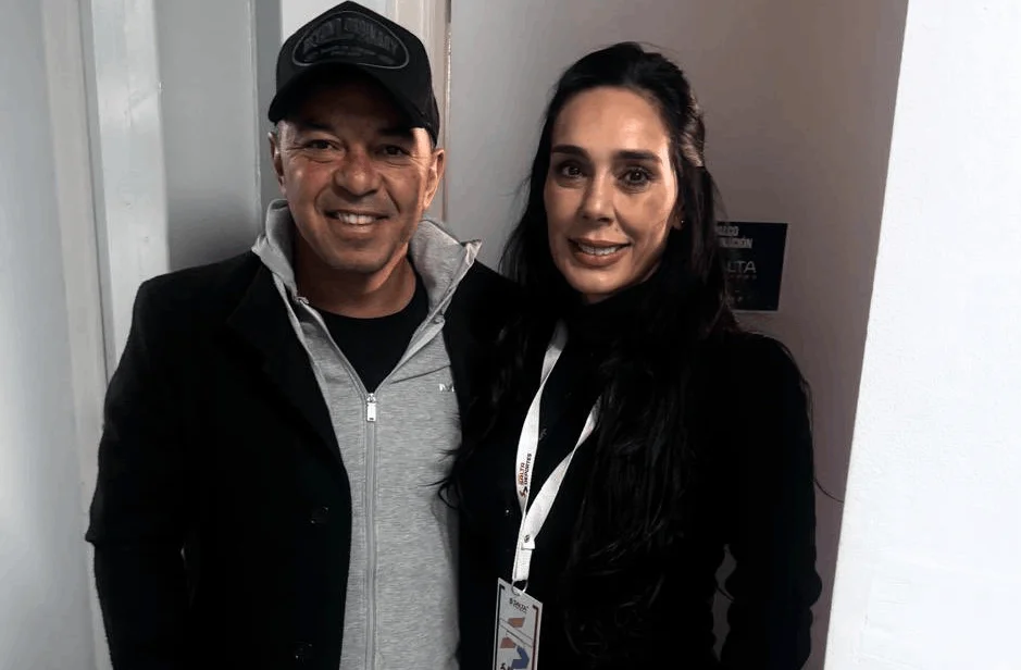 Marcelo Gallardo recibe el saludo de la funcionaria Claudia Vázquez