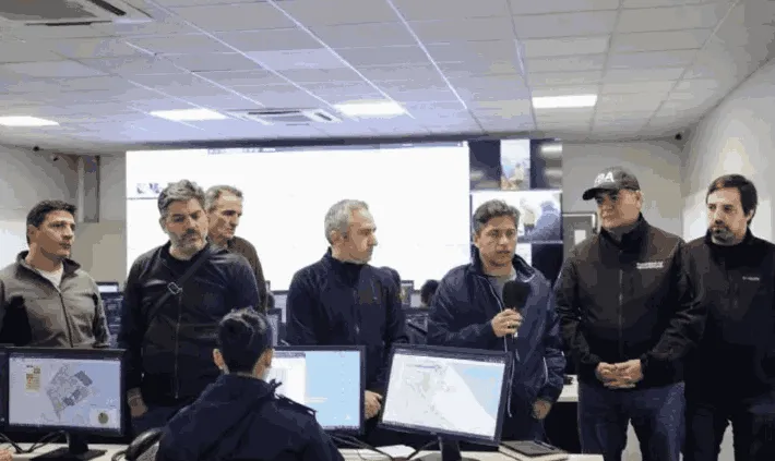 Kicillof y sus funcionarios en conferencia de prensa 002