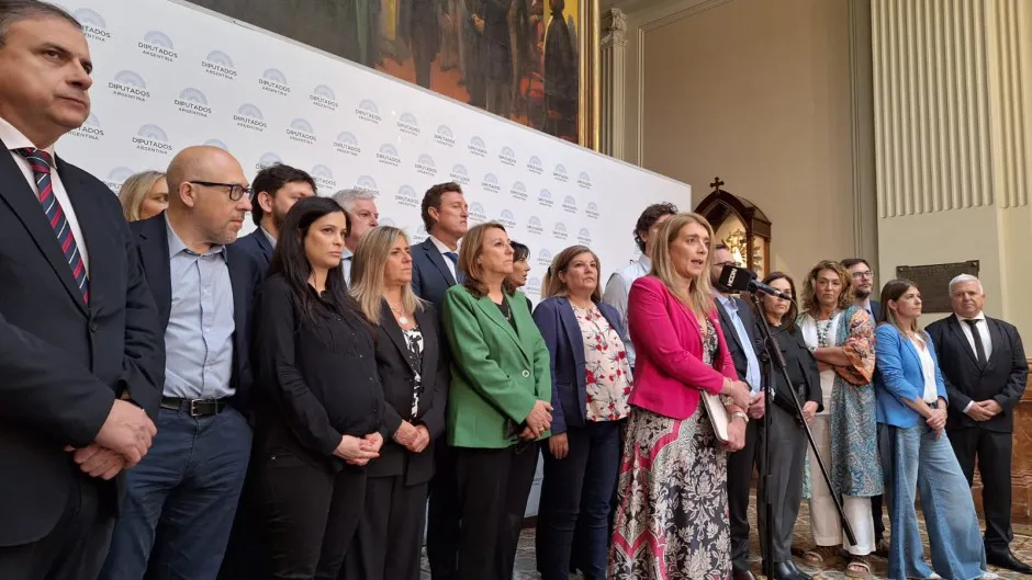 UNIVERSIDADES dialoguistas sin el peronismo en conferencia de prensa