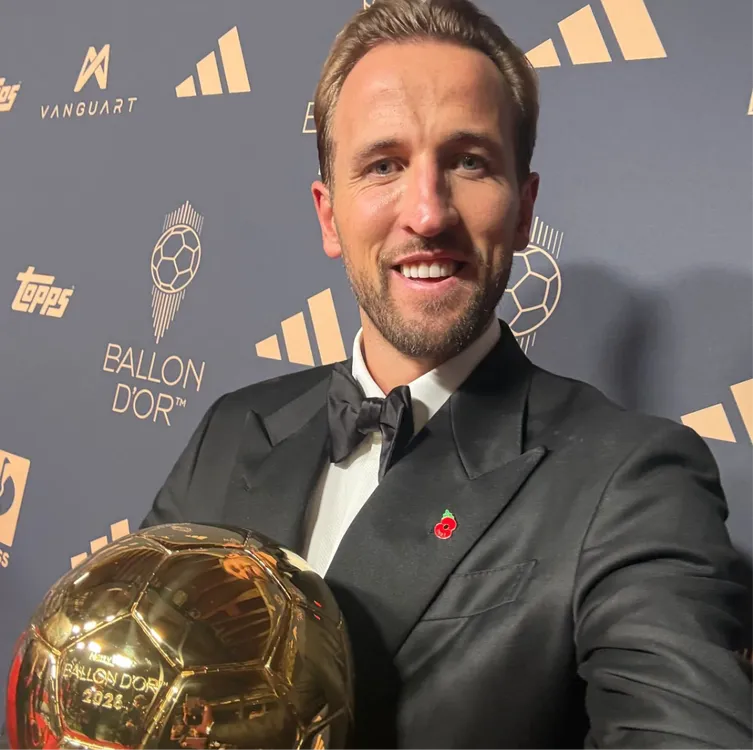 Harry Kane con el balón de oro 002