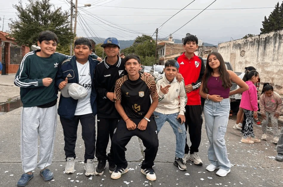 BAUTISTA BERÓN MORALES junto a sus vecinos del barrio Vicente Solá 009