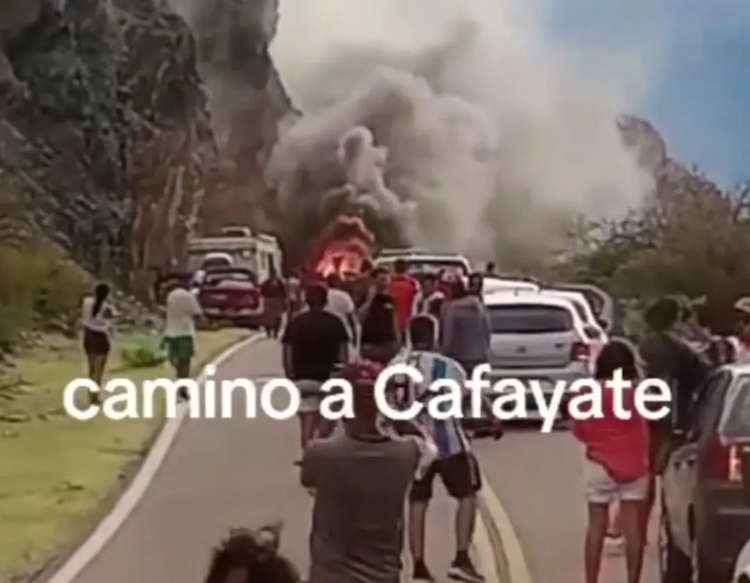 vehiculo incendiado en Cafayate 1