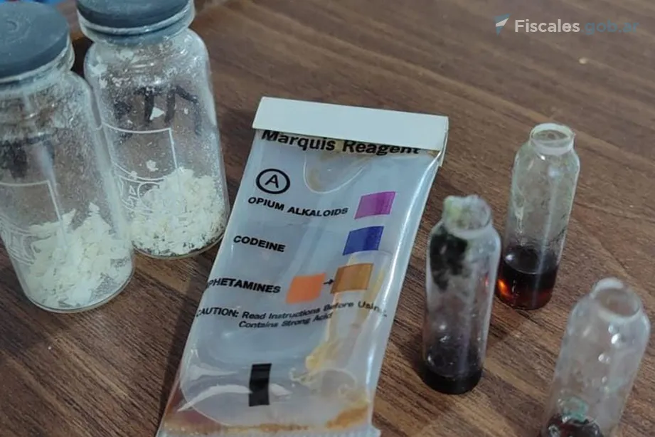 Gendarmería - La prueba con la reacción positiva al estupefaciente- Foto- Gendarmería Nacional