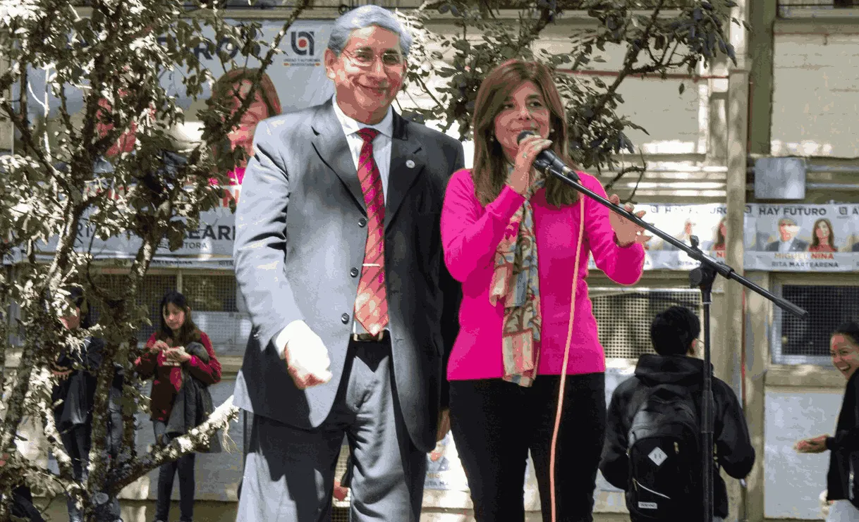 Miguel Nina y la vicerectora ganadores del viernes