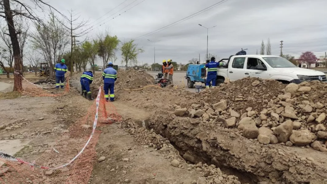 103728-aguas-del-norte-realiza-un-empalme-y-nexo-de-canierias-para-mejorar-el-servicio-en-zona-norte