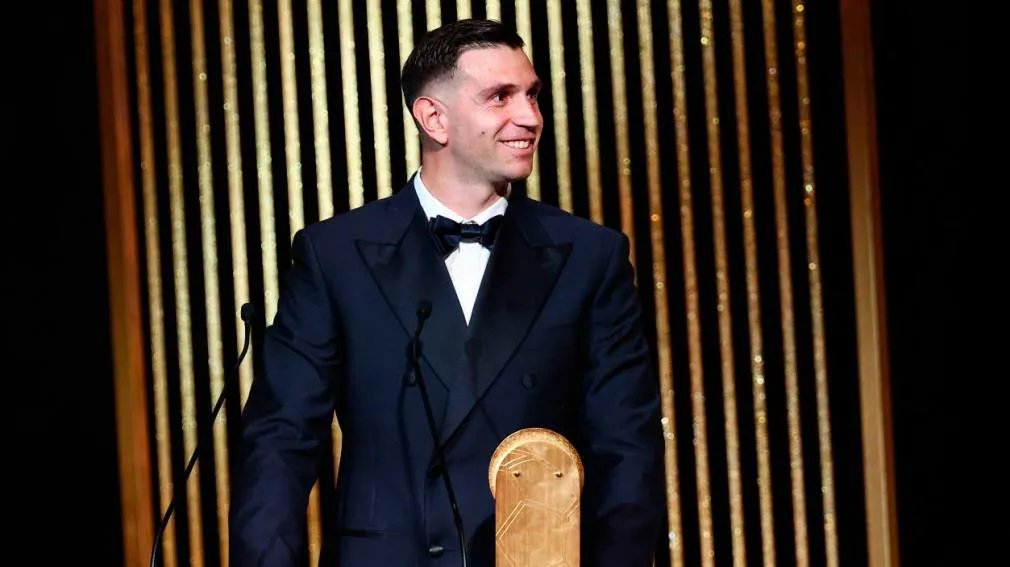 Dibu Martínez el mejor por segundo año