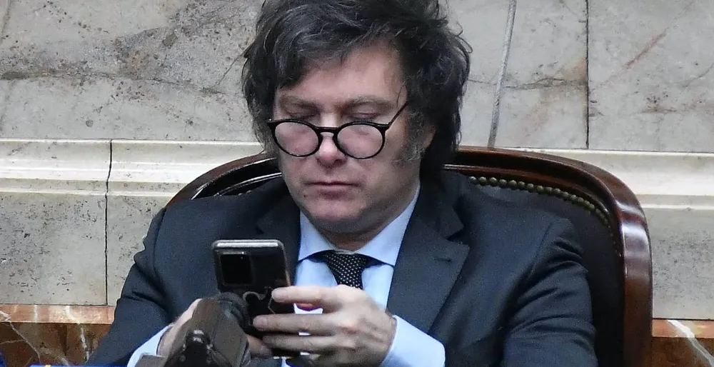 Milei realizó 625 retwit o sea estuvo cinco horas con el celular 009