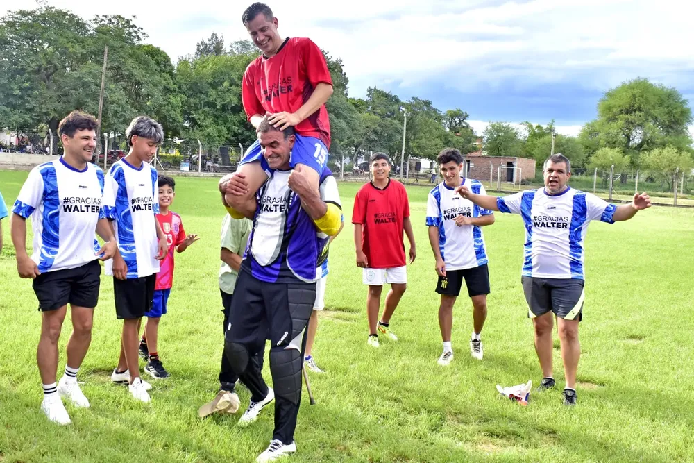 Busse sobre los hombros de Bello recibe en la despedida