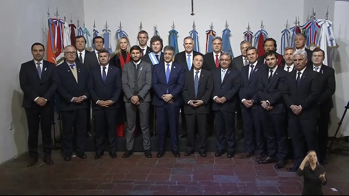 javier-milei-firma-el-pacto-mayo-18-gobernadores-foto-x