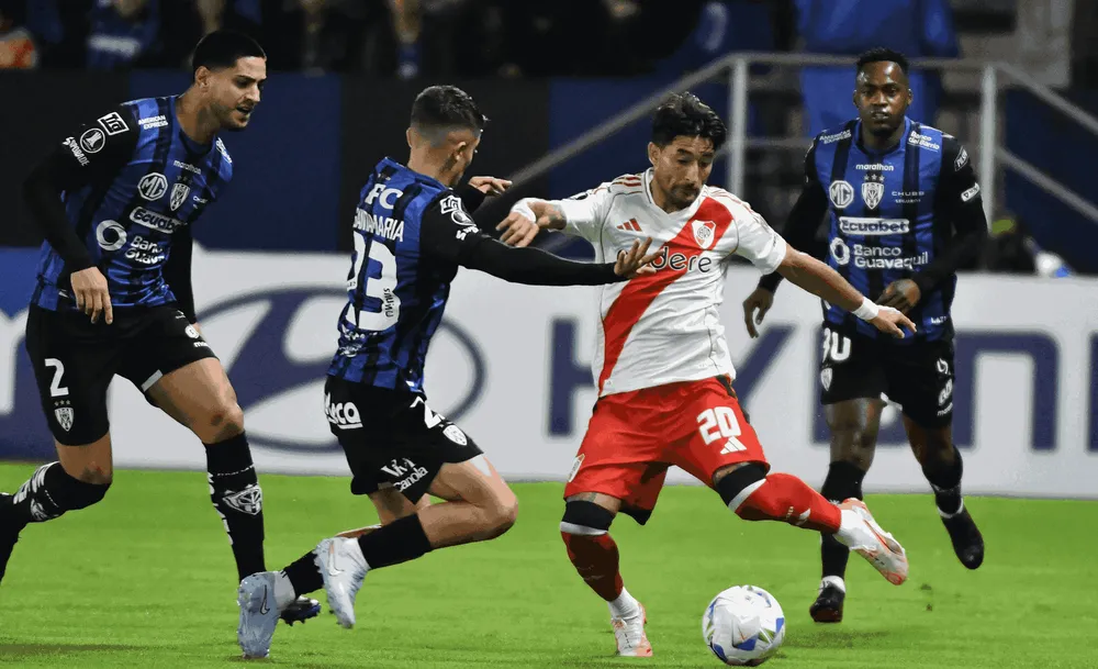 Milton Casto rodeados de adversarios anoche en Guayaquil