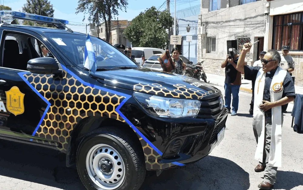 Gral Guemes- el párroco Angel Casimiro bendiciendo unidades policiales (2)