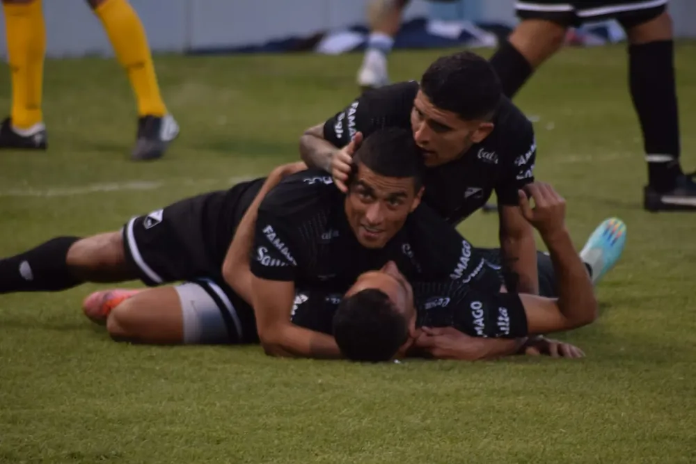 festejo azabache en el clásico.