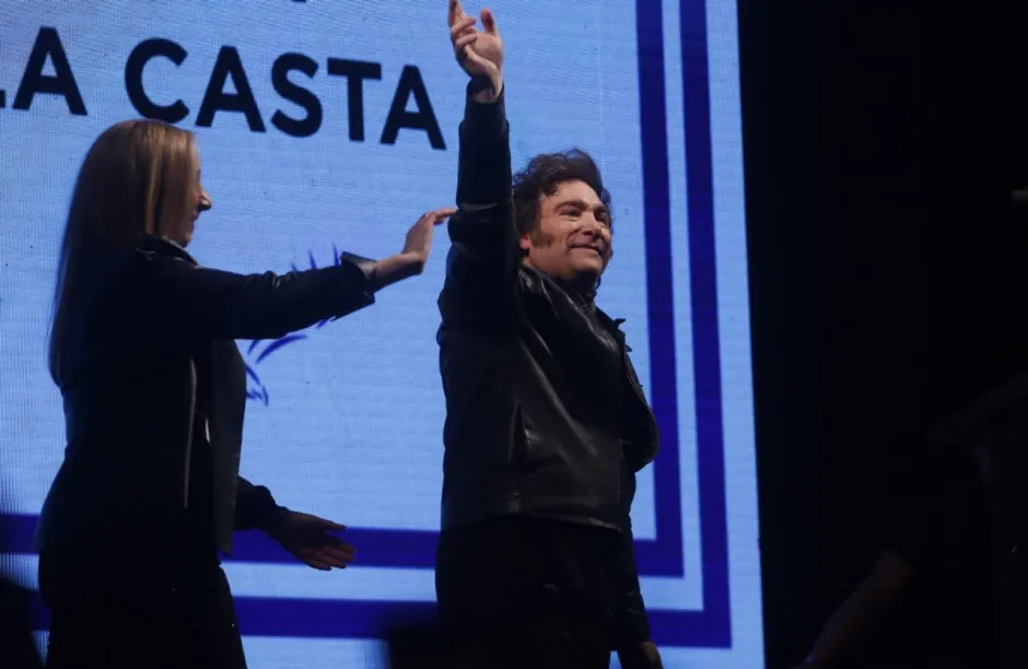 Milei y su hermana en el acto de Parque Lezama contrala prensa y las encuestas