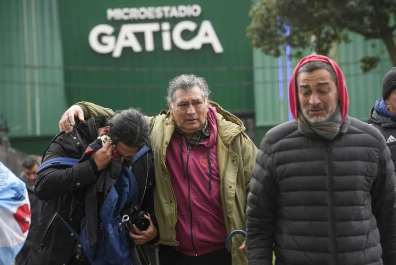 una multitud con el indio