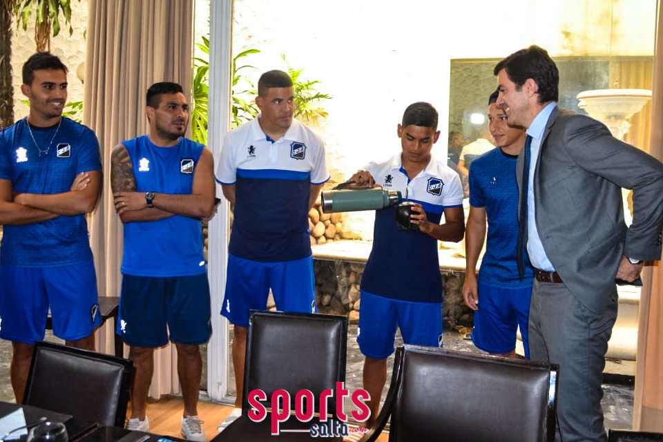 Urtubey con jugadores antonianos en Córdoba