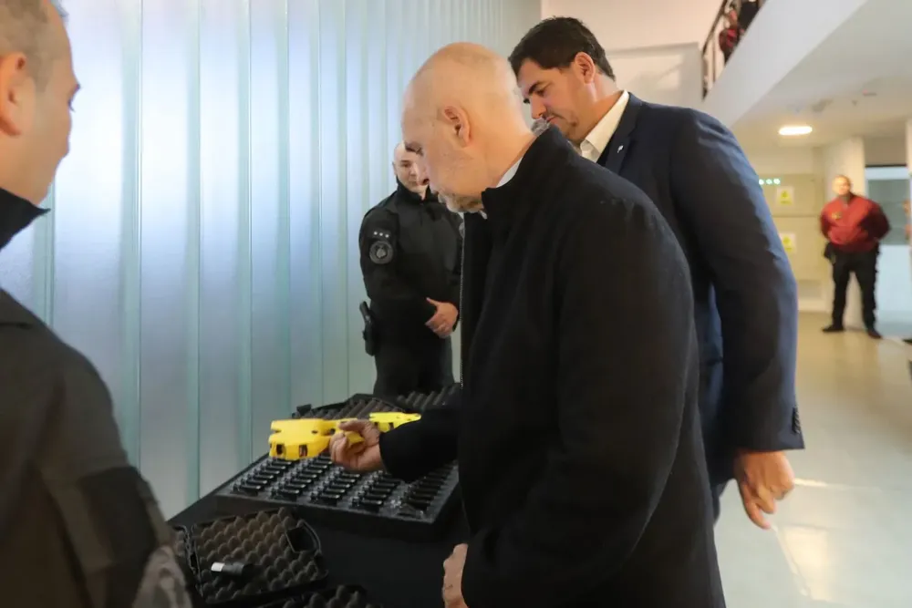 Horacio Rodríguez Larreta presentó las pistolas Taser (2)