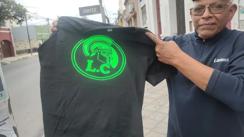 PJ Salta un supuesto militante muestra la remera que le dieron para identificarse