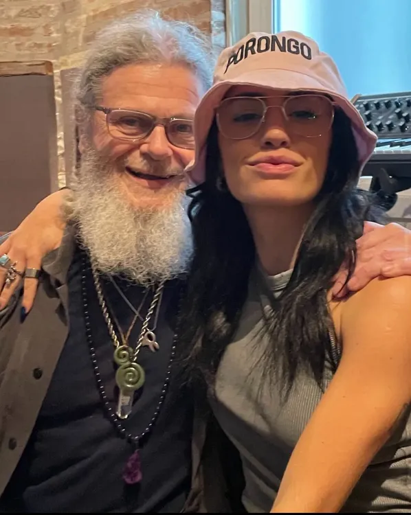 Lali Espósito con el apoyo de Santaolalla