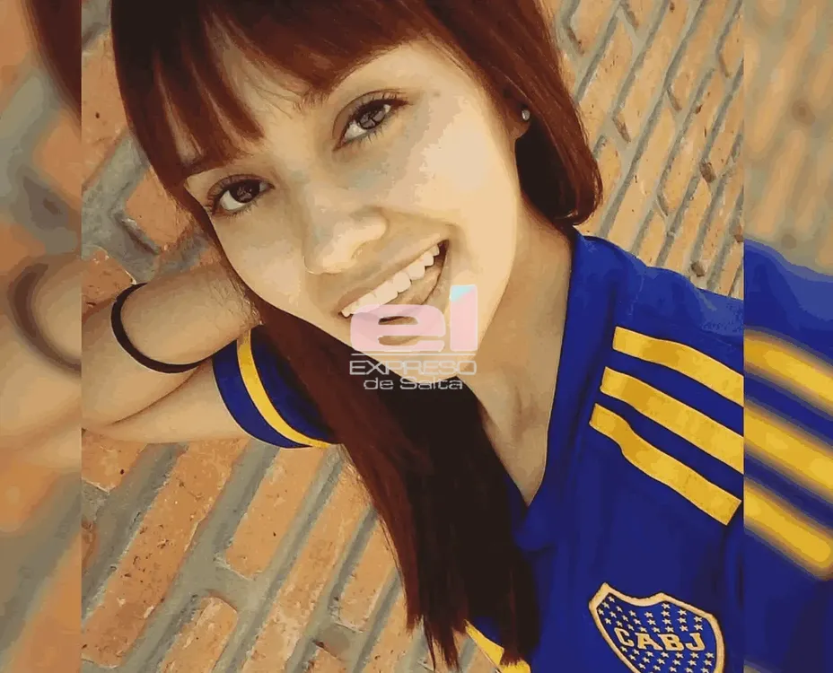 Juli Siles con las camisetas de sus clubes favoritos (1)