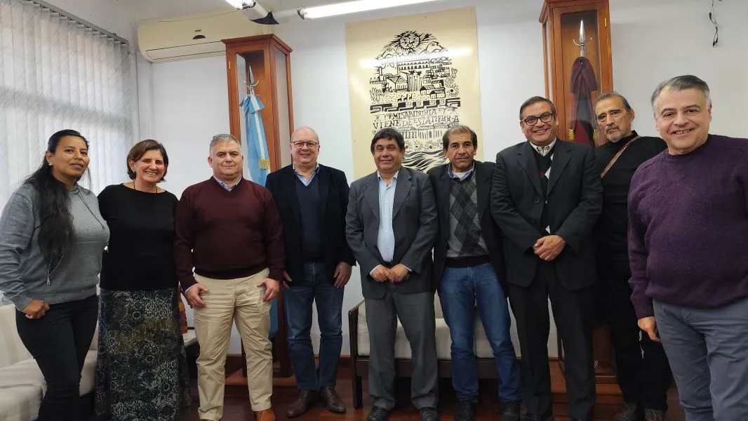 12208-reunion-de-funcionarios