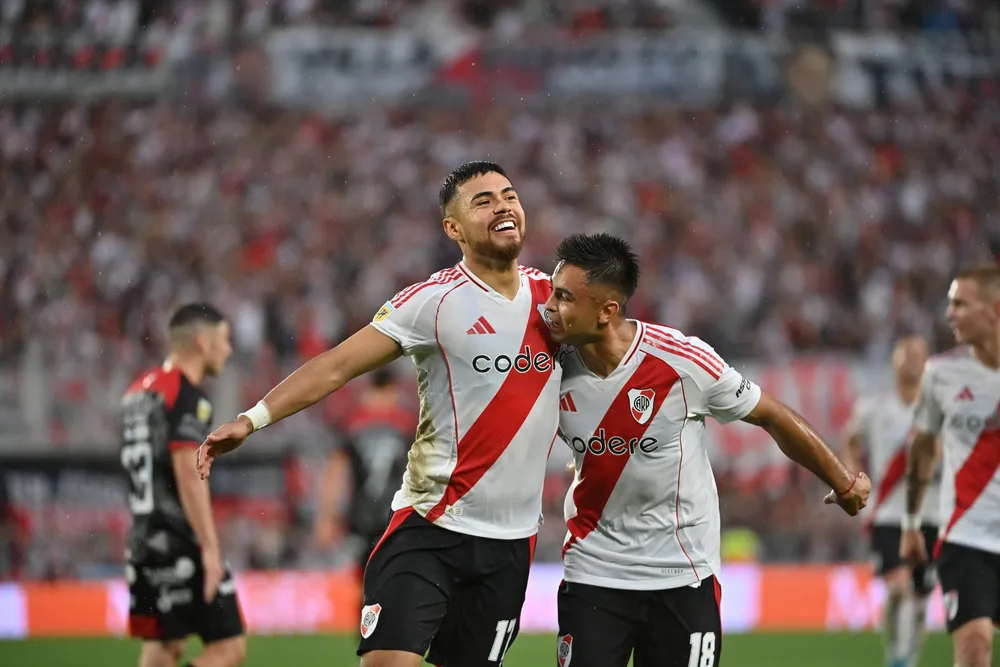 river rOJAS FESTEJA SU GOLA CON EL Pity Martínez