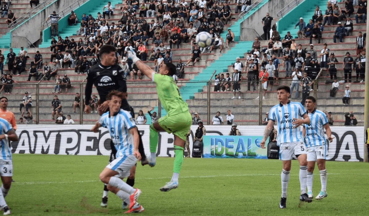 GOL Elías Calderón le gana al arquero y convierte