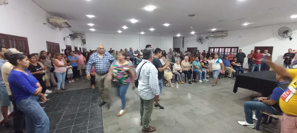 Vecinos reunidos en el complejo municipal (3)