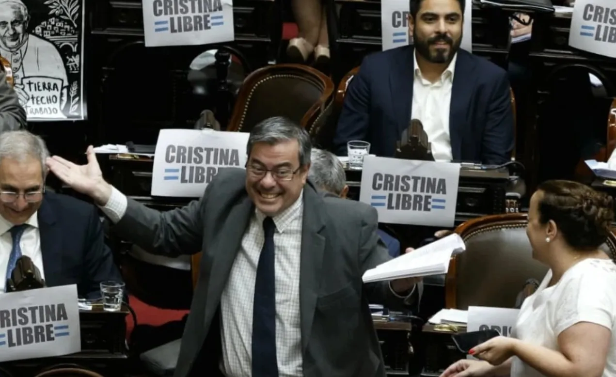 Martínez festeja el triunfo de la oposición en el presupuesto 2026